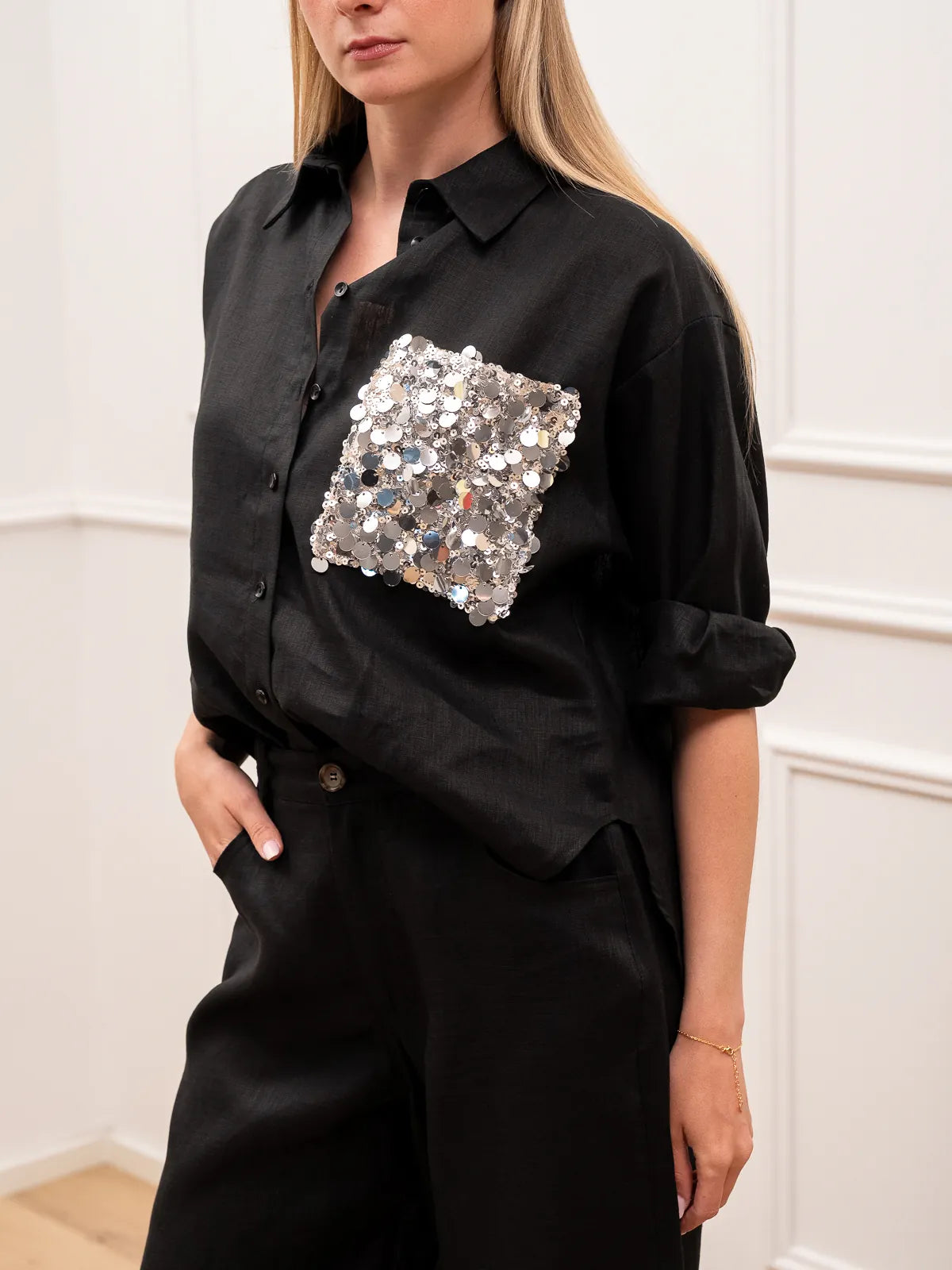 Elisa - Camisa Dreamer negra de lino con bolsillo decorado con lentejuelas