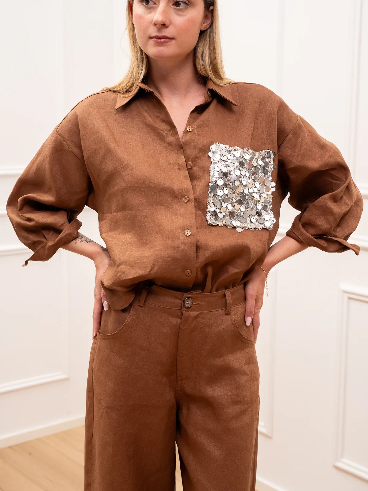 Chloe - Camisa Dreamer de lino desgastado con bolsillo de lentejuelas