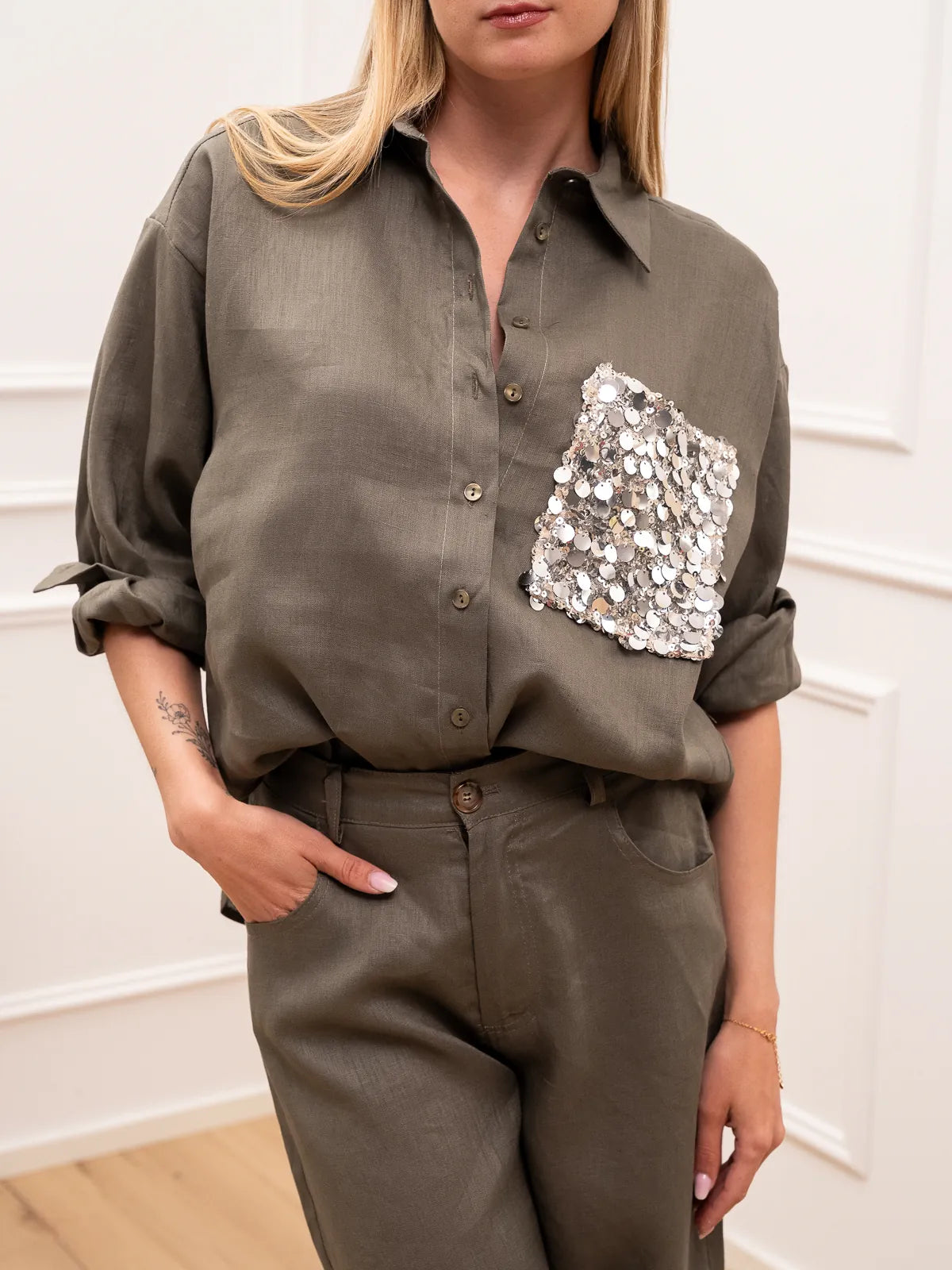 Antonella - Camisa Dreamer de estilo militar de lino con bolsillo de lentejuelas