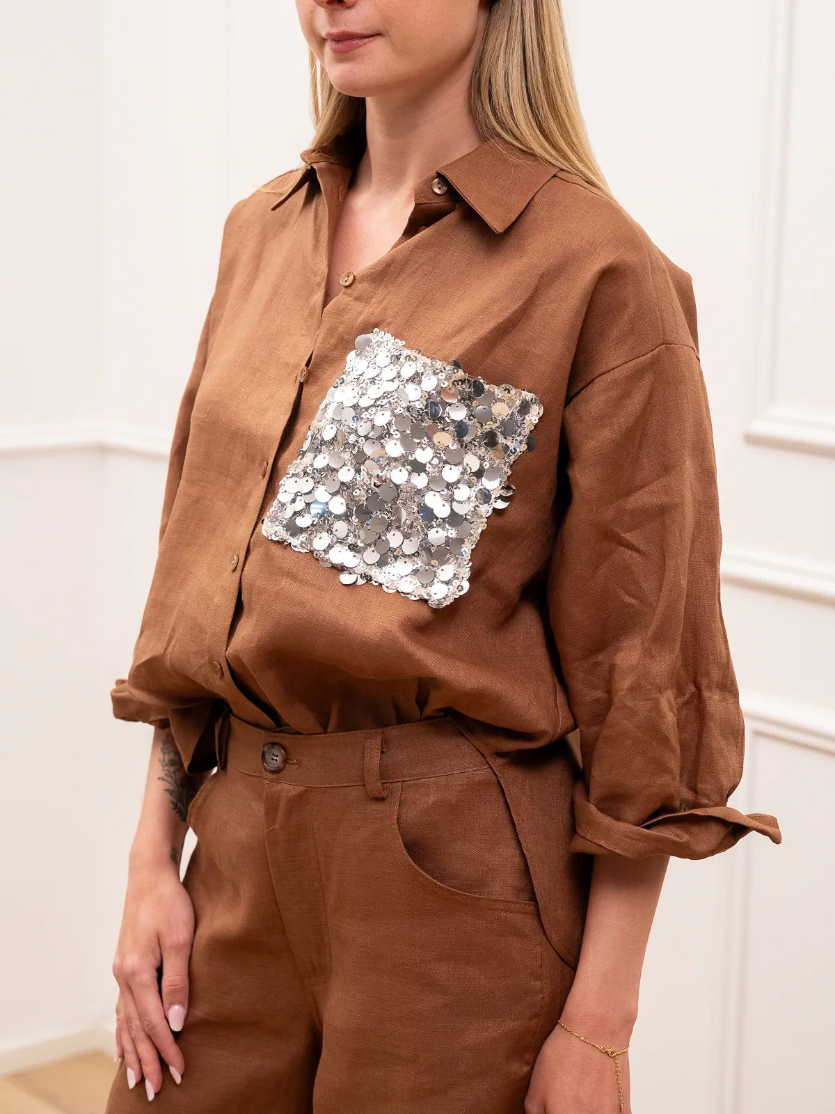 Chloe - Camisa Dreamer de lino desgastado con bolsillo de lentejuelas