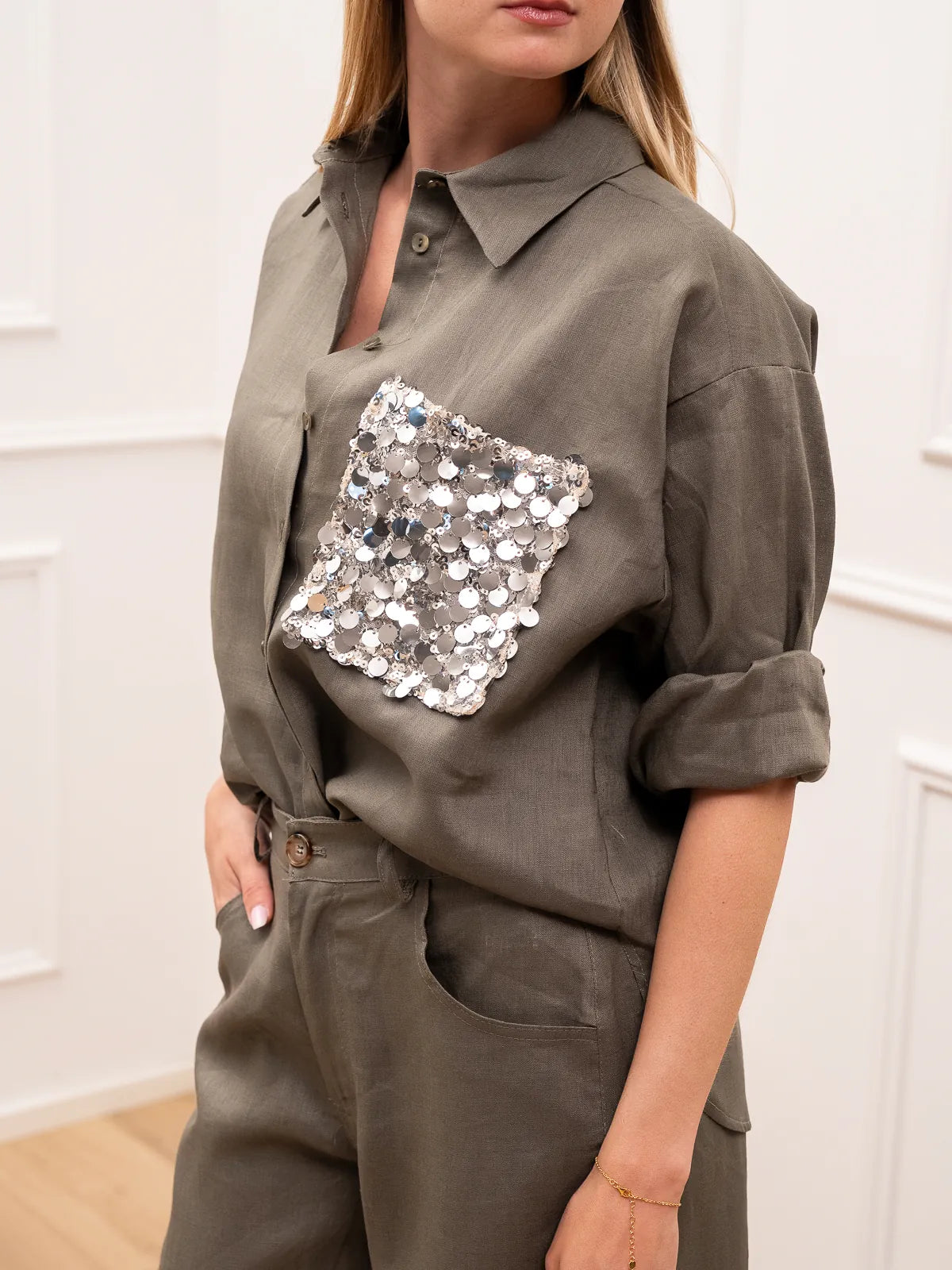 Antonella - Camisa Dreamer de estilo militar de lino con bolsillo de lentejuelas