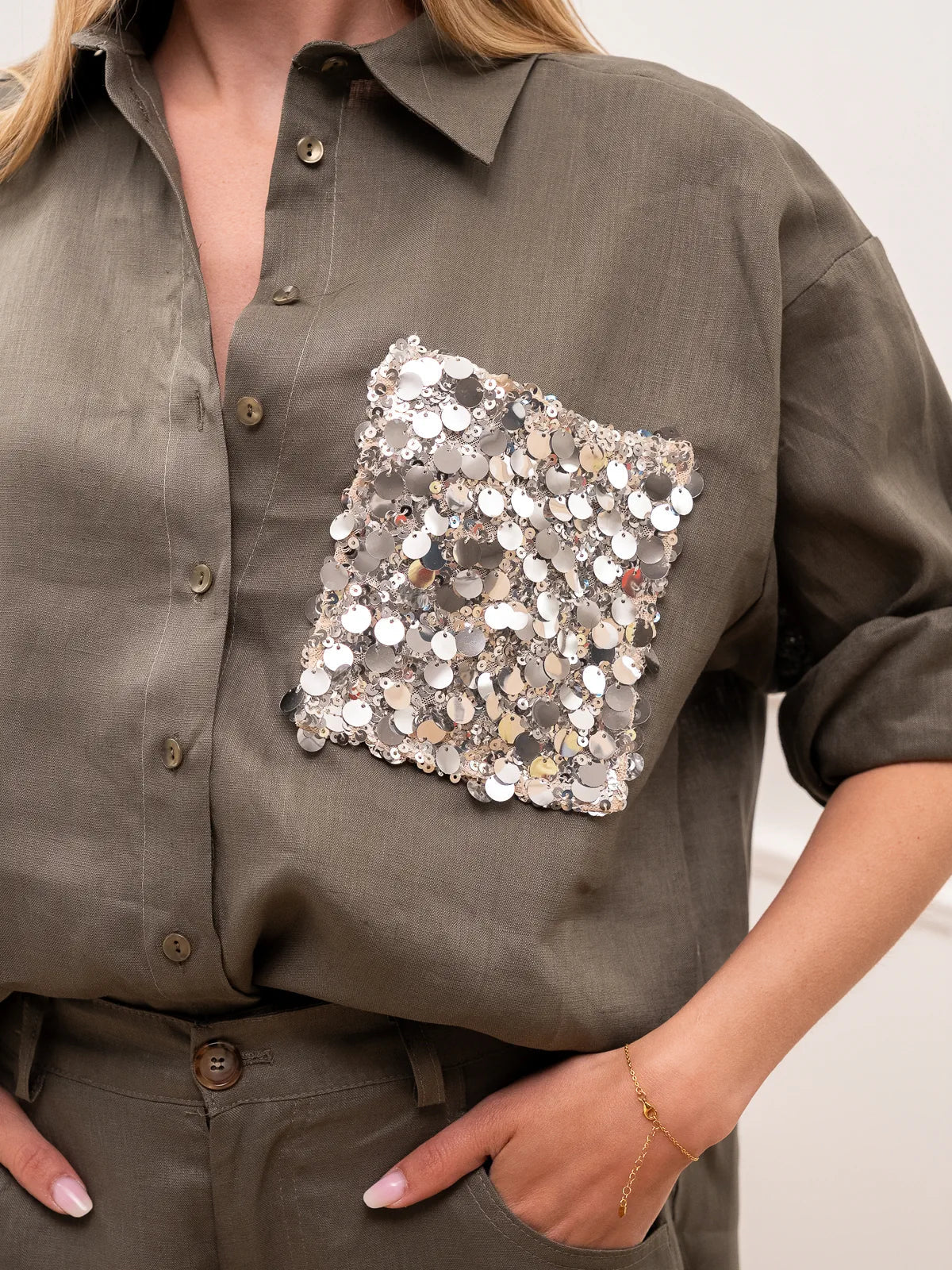 Antonella - Camisa Dreamer de estilo militar de lino con bolsillo de lentejuelas