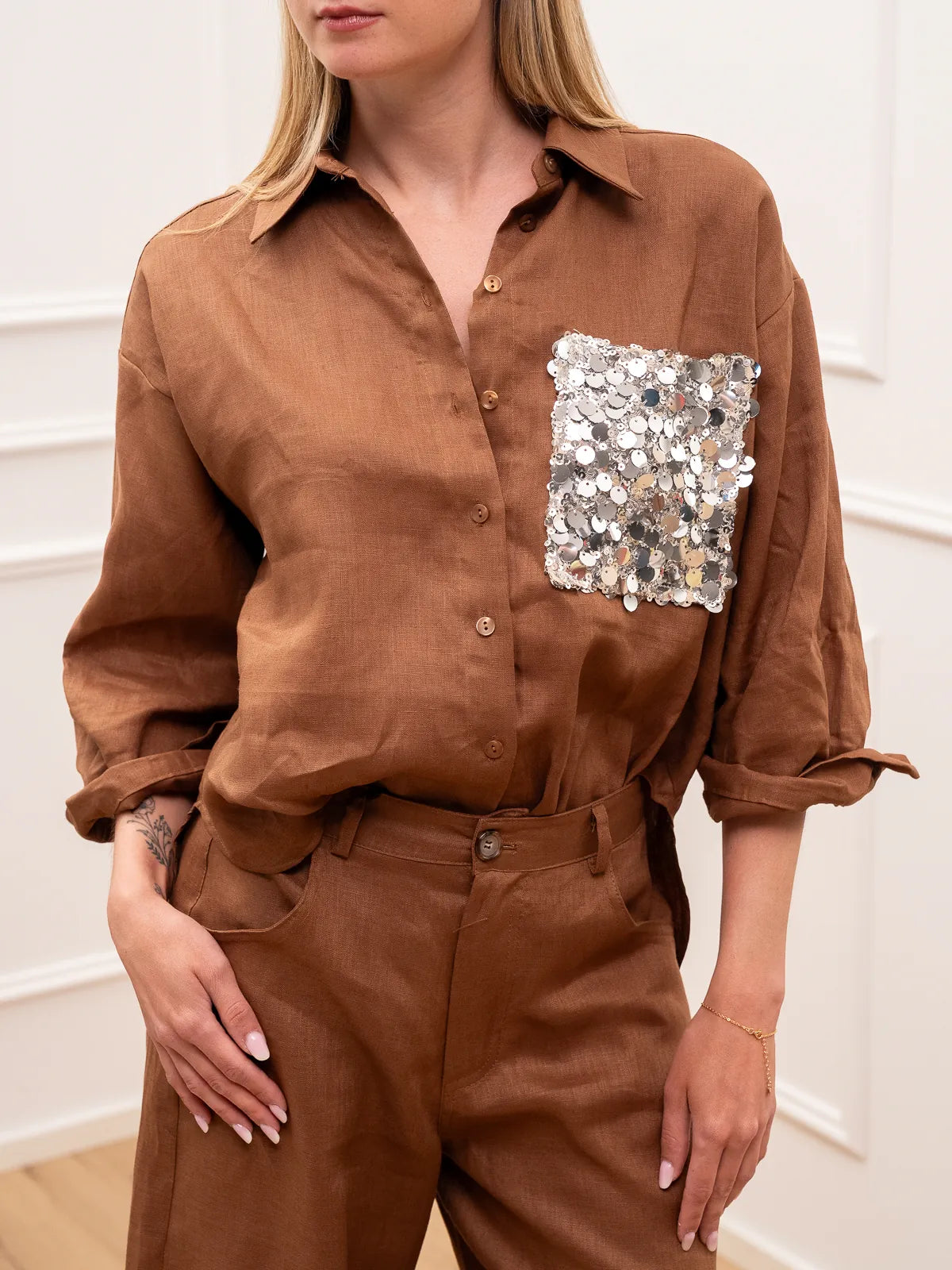 Chloe - Camisa Dreamer de lino desgastado con bolsillo de lentejuelas